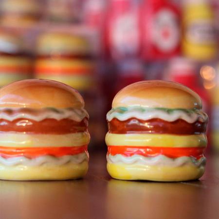 Imagem de Conjunto Saleiro E Pimenteiro Porcelana Hamburguer