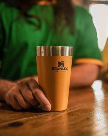 Cerveja gelada na praia! Copo térmico Stanley tem desconto de 50% na   - Estadão Recomenda