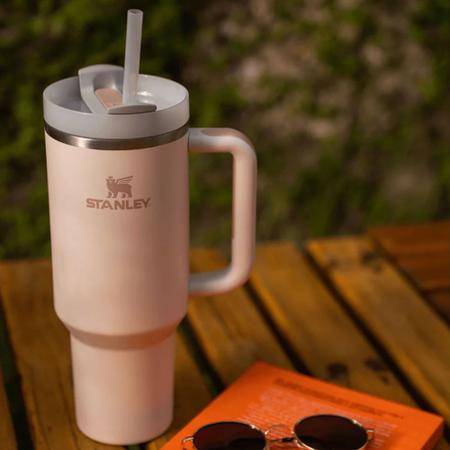 Copo com Canudo Stanley Quencher 2.0 Rose Quartz 887ML - STANLEY PMI - Copos  - Magazine Luiza