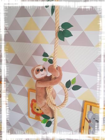 Imagem de Corda decorativa com pelúcia bicho preguiça quarto infantil