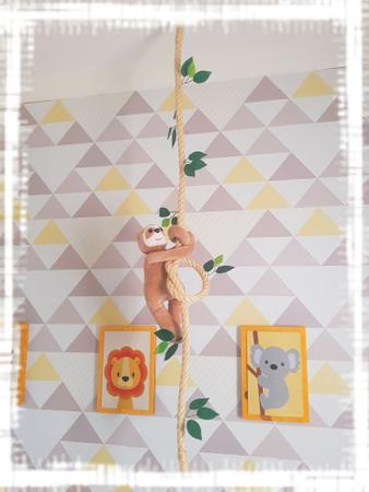 Imagem de Corda decorativa com pelúcia bicho preguiça quarto infantil