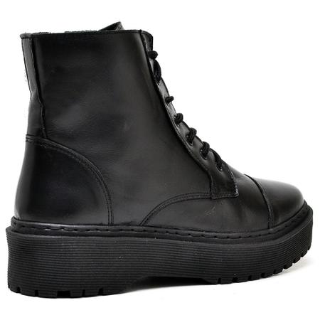 Coturno Bota Tratorado Cano Curto Feminino - Alice Monteiro Imagem de Coturno Bota Tratorado Cano Curto Feminino