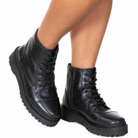 Coturno Bota Tratorado Cano Curto Feminino - Alice Monteiro Imagem de Coturno Bota Tratorado Cano Curto Feminino