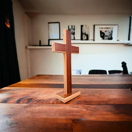 Imagem de Cruz sem Cristo Crucifixo de Mesa Ecumênica sem Imagem em Madeira 28,5cm