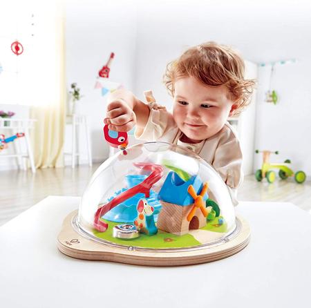 Imagem de Cúpula de Aventura de Hape Sunny Valley  Brinquedo 3D com Labirinto Magnético, Kids Play Dome Com Personagens e Acessórios