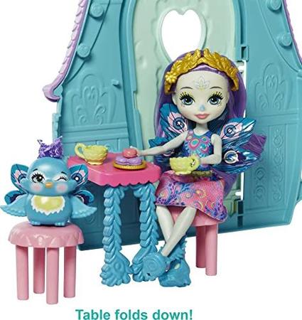 Imagem de Enchantimals Cottage Playset com boneca Patter Peacock (6-em/15,2 cm), Figura Animal, e 8 Acessórios, faz um grande presente para crianças de 3 a 8 anos
