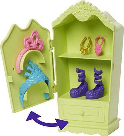 Imagem de Enchantimals Cottage Playset com boneca Patter Peacock (6-em/15,2 cm), Figura Animal, e 8 Acessórios, faz um grande presente para crianças de 3 a 8 anos