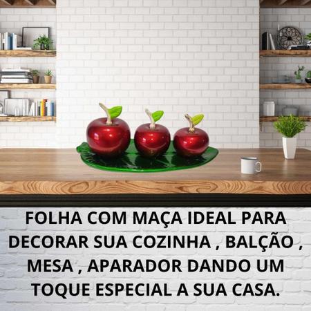 Conjunto de cozinha maçãs na mesa