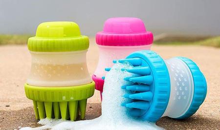 Escova Soft para Lavar a Pelage Pet com Reservatório de Shampoo e Cerdas de Silicone Macias - Kopeck Imagem de Escova Soft para Lavar a Pelage Pet com Reservatório de Shampoo e Cerdas de Silicone Macias - Kopeck