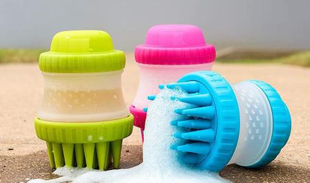 Escova Soft para Lavar a Pelagem do Pet com Reservatório de Shampoo e Cerdas de Silicone Macias - KOPECK Imagem de Escova Soft para Lavar a Pelagem do Pet com Reservatório de Shampoo e Cerdas de Silicone Macias