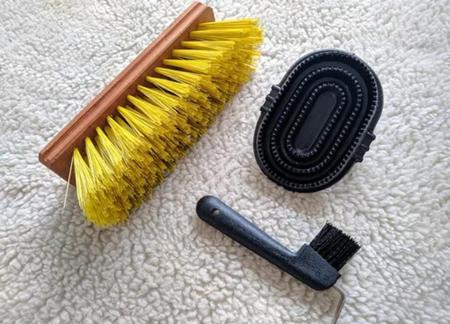 Escovão + Raspadeira De Borracha + Ranilha Para Cavalo - Selaria Master Imagem de Escovão + Raspadeira De Borracha + Ranilha Para Cavalo