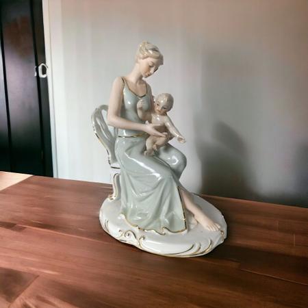 Imagem de Escultura Dama com Bebê em Porcelana - 25x18cm - Escultura de Luxo com Detalhes Requintados - Luxo em Estilo Clássico!