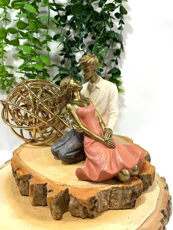 Imagem de Escultura Estatueta Casal Sentado Enfeite Decorativo Resina