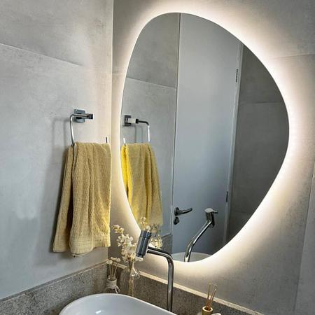 Imagem de Espelho Decorativo Orgânico Grande Lapidado com LED 80x60cm