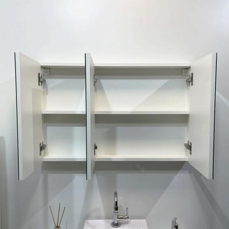 Imagem de Espelho Para Banheiro Armário 3 Portas Com Fundo - 80Cm