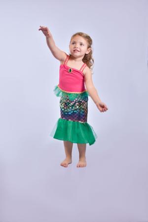 Fantasia de Sereia Infantil: 25 Fotos com Dicas, Exemplos e Muito Mais!   Little mermaid costume, Little mermaid costumes, Girls mermaid costume