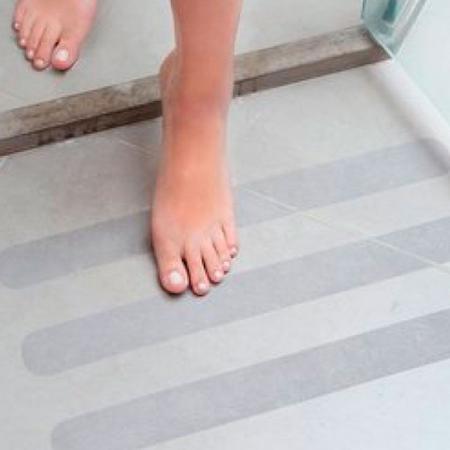 Imagem de Fita Adesiva Antiderrapante Transparente Safety-Walk para Banheiros 50mm x 5m. Adesivo resistente à umidade.