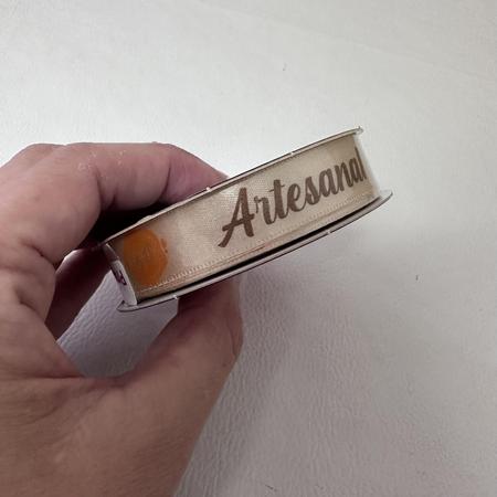 Fita de Cetim Creme 15 mm Frase Produto 100% Artesanal 10 mt COR 140 Fitas Progresso - Inspire sua Festa Loja Imagem de Fita de Cetim Creme 15 mm Frase Produto 100% Artesanal 10 mt COR 140 Fitas Progresso - Inspire sua Festa Loja