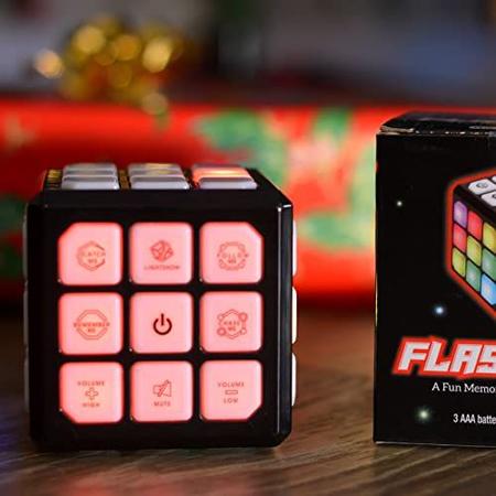 Imagem de Flashing Cube Memória Eletrônica & Jogo Cerebral  Jogo portátil 4 em 1 para crianças  STEM Toy for Kids Boys and Girls  Brinquedo de presente divertido para crianças de 6 a 12 anos