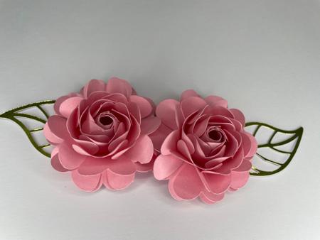 Criativa - Topo de bolo feminino com flores. Bolo