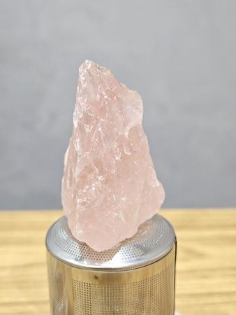 Imagem de Garrafa de vidro com pedra Natural Cristal Quartzo Rosa Bruto