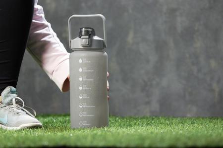 Imagem de Garrafa Squeeze com Marcações para Água de Plástico Cinza 2L 2800 - Lyor