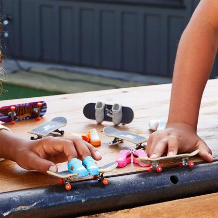 Hot wheels skate de dedo shape + tenis - skull ride - tony hawk - Hot Wheels - Mattel Imagem de Hot wheels skate de dedo shape + tenis - skull ride - tony hawk