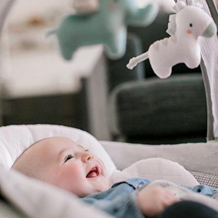 Imagem de Ingenuity SmartBounce Assento de segurança de bebê automático com música, sons da natureza, barra removível e 2 bebês de pelúcia - Chadwick