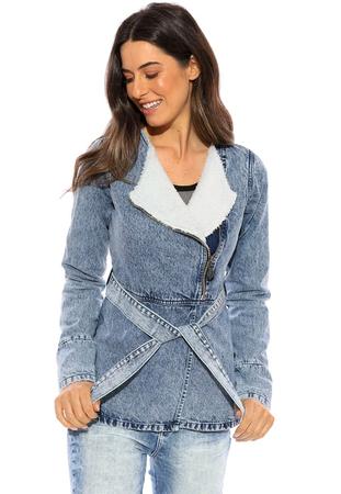 Jaqueta jeans com store lã de carneiro