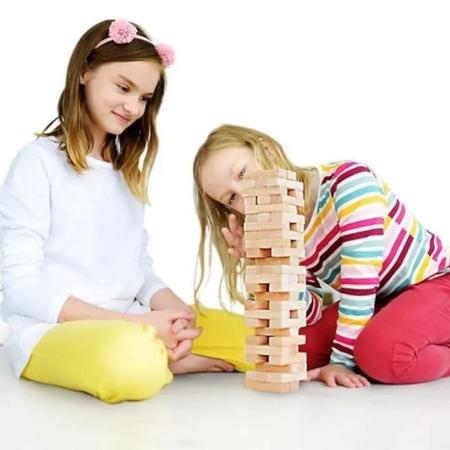 O Jenga Dos Jogos Dos Amigos Em Casa, a Torre Caiu Imagem de Stock