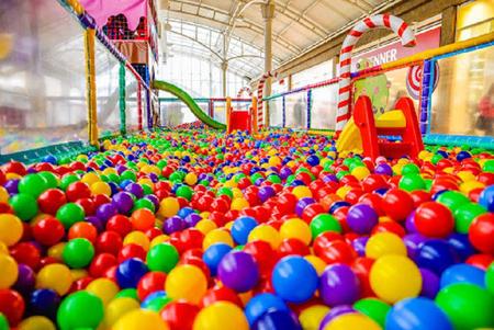 Bolas coloridas brilhantes para a piscina para jogos infantis.