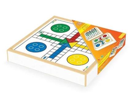 Brincadeiras dentro de casa. Criança jogando Ludo, um clássico dos