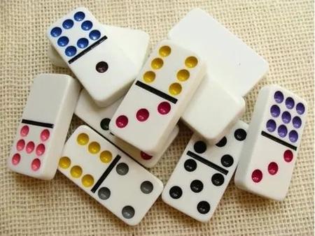 Jogo De Domino Com Ponto Preto Estojo Com 28 Peças Imediato - Jogo de Dominó,  Dama e Xadrez - Magazine Luiza