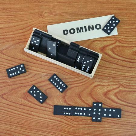 Jogo de dominó de madeira na caixa 28 peças - QUERO PRESENTEAR