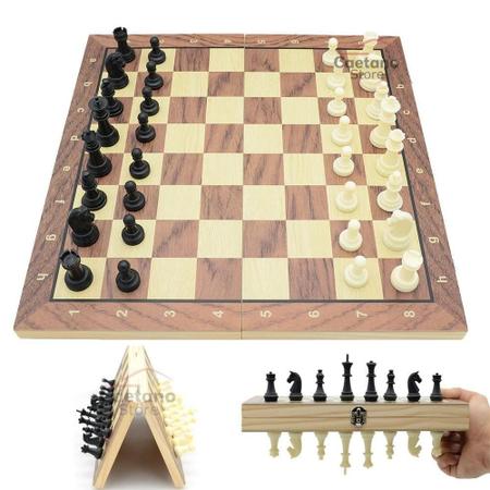 Tabuleiro de xadrez com primeiros movimentos de xadrez e damas