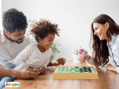 Kit Jogo de Tabuleiro Dama Trilha Ludo e Xadrez Caixa 4 Em 1 - Carimbras -  Jogo de Dominó, Dama e Xadrez - Magazine Luiza