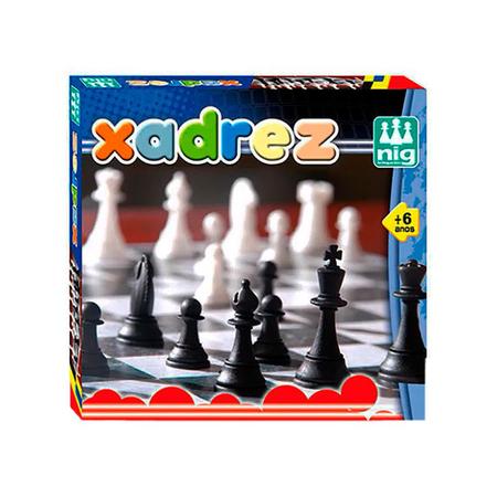 Pequena Criança De 5 Anos Jogando Xadrez No Grande Xadrez