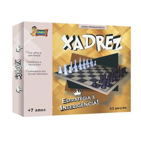 Jogo de xadrez. peças de xadrez em madeira. um peão em uma mesa de xadrez.  jogo de estratégia