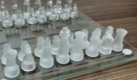 Jogo De Xadrez Profissional Tabuleiro E Peças Em Vidro Luxo - Glass Chess -  Jogo de Dominó, Dama e Xadrez - Magazine Luiza