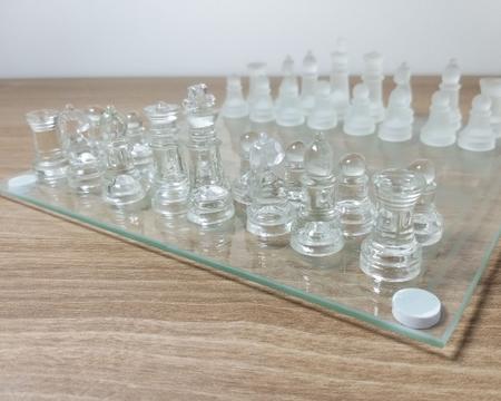 Jogo De Xadrez Profissional Tabuleiro E Peças Em Vidro Luxo - Glass Chess -  Jogo de Dominó, Dama e Xadrez - Magazine Luiza