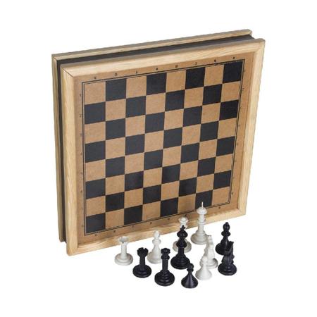 Jogo de xadrez em grupo no preto