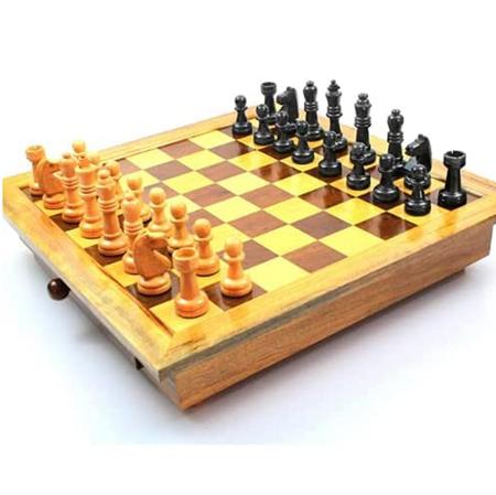 Jogo de tabuleiro homem esperto jogando xadrez passatempo