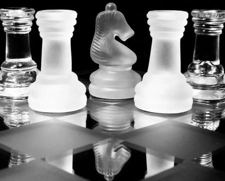 Jogo De Xadrez Profissional Tabuleiro E Peças Em Vidro Luxo - Glass Chess -  Jogo de Dominó, Dama e Xadrez - Magazine Luiza