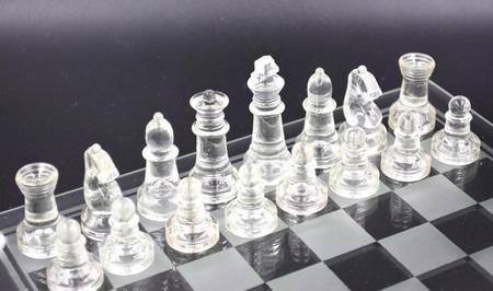 Jogo de Xadrez em vidro com 32 peças - Toque Decorativo