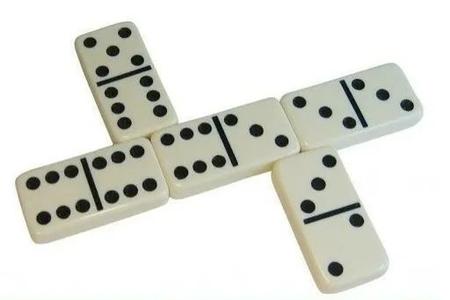 Entretenimento clássico do jogo de dominó conceito de estratégia e  competência