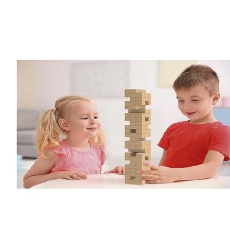 Jogando o jogo da torre de madeira grupo de crianças está junto em casa  durante o dia