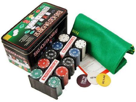 Jogo de cartas e fichas de pôquer de cassino na mesa verde. blackjack