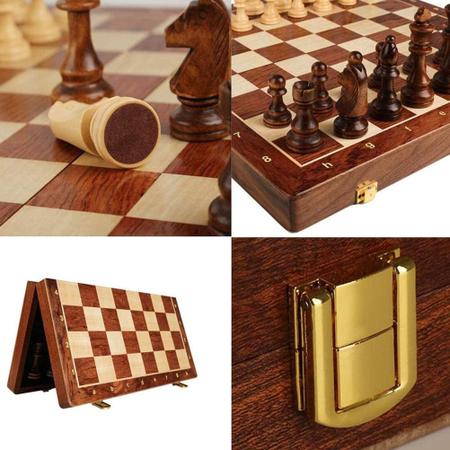 Jogo de xadrez com mármore de madeira e materiais clássicos Modelo