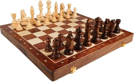 Conjunto clássico de xadrez preto e coleção de jogos de tabuleiro