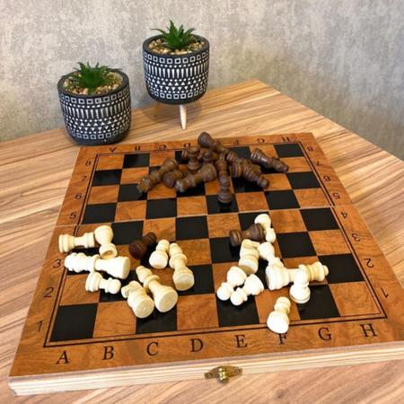 Jogo de ilusões um mundo surreal de tabuleiro de xadrez de madeira